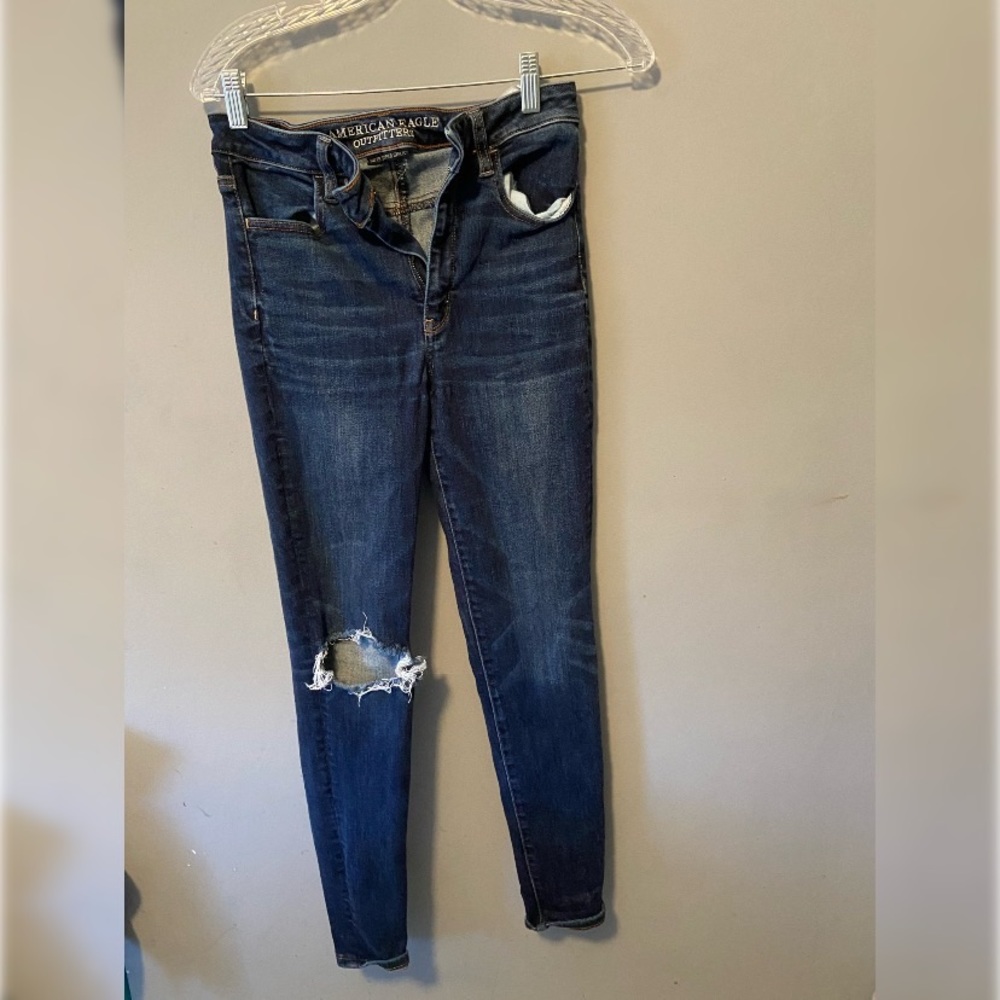 American eagle, dark wash, high rise jegging, distressed knee. Size 6